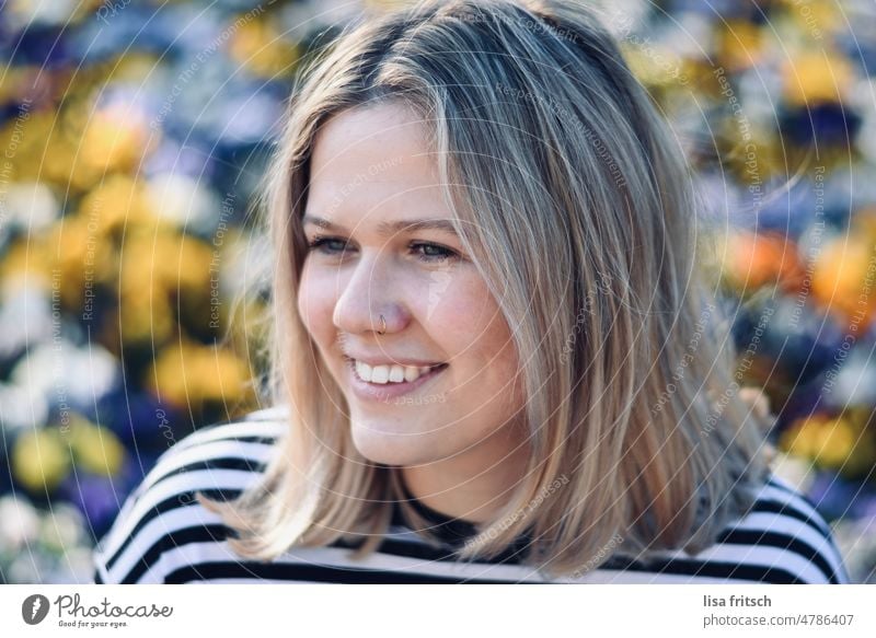 FRÜHLING - BUNT - LÄCHELN - SCHÖN Frau blond 25-29 Jahre Erwachsene Farbfoto 20-24 Jahre alt Nasenpiercing bunt Blumenwiese Lebensfreude Wegsehen Lächeln