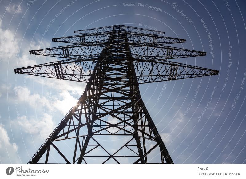 Strommast ohne Anschluss Mast Baustelle Energiewirtschaft Elektrizität Energiekrise Himmel Wolken Sonne Blick nach oben Konstruktion Stromtransport ohne Leitung