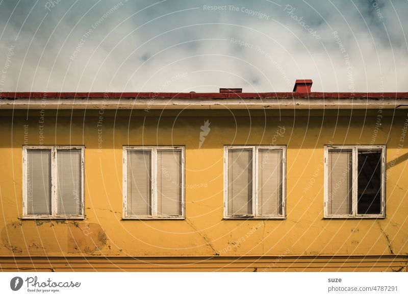 Alter Schwede, es zieht … Haus Architektur Gebäude Fenster Himmel Fassade Menschenleer alt trist verlassen Verfall Wandel & Veränderung Leerstand Unbewohnt