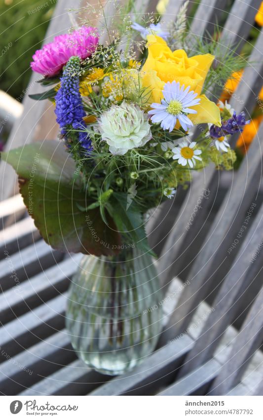 Ein bunter Strauß in einer Glasvase steht auf einem Stuhl Vase Blumen Frühling Sommer Blüte Blatt Geschenk Dekoration Rose