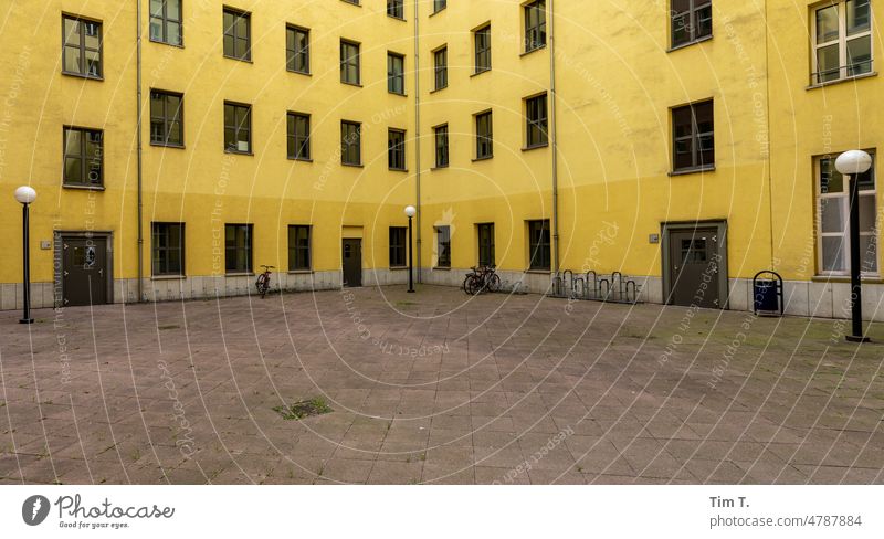 Häßlicher Hof in Gelb in Berlin gelb Hinterhof Mitteilung Innenhof hässlich Fenster Haus Fassade Stadt Menschenleer Stadtzentrum Altbau Häusliches Leben