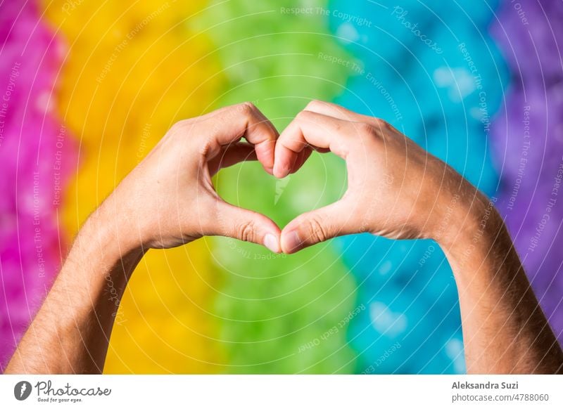 Hände machen Liebe Herz Zeichen. Regenbogenfarben Hintergrund. Homosexuell Stolz Symbol. bisexuell Farbe farbenfroh Gemeinschaft Diskriminierung Vielfalt