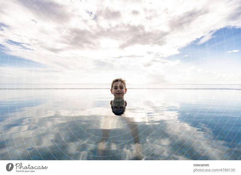 Kleines Kind schwimmt im Pool einer Hotelanlage aktive Menschen allein Strand blau Junge Kaukasier heiter Kindheit niedlich Spaß Fröhlichkeit Glück Spaß haben