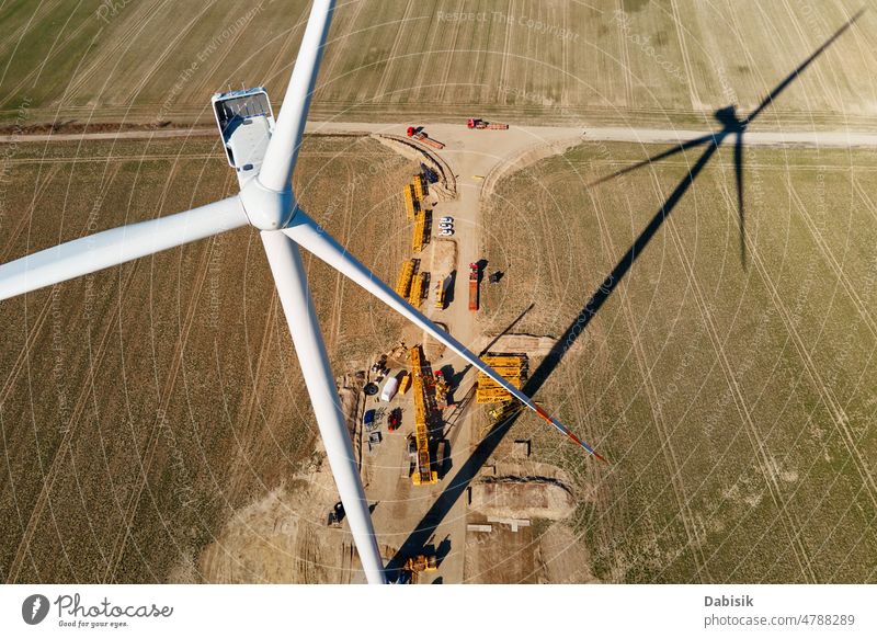 Baustelle in der Nähe einer Windkraftanlage, Installation eines Windgenerators Energie Windmühle Erzeuger Flugzeugwartung Turbine Zusammenbau regenerativ