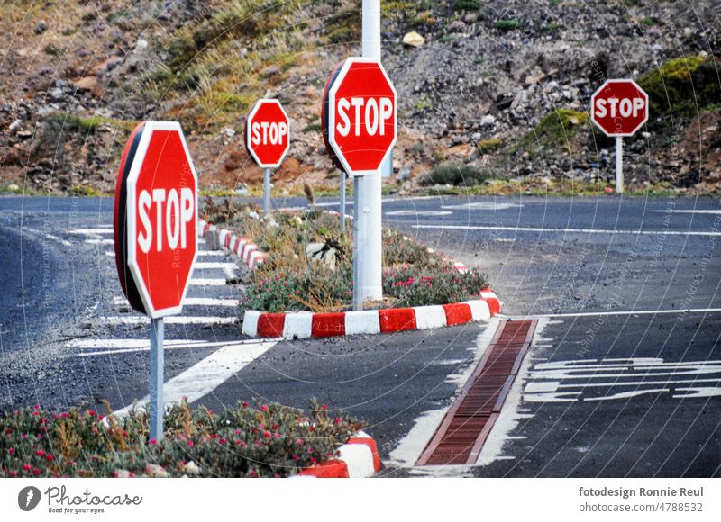 Mehrere Stopp-Schilder an einem Kreisverkehr Rot-weiß Hinweis Signal Sechseck Haltelinie Außenaufnahme Querformat Farbbild Verkehrswege Schilder & Markierungen