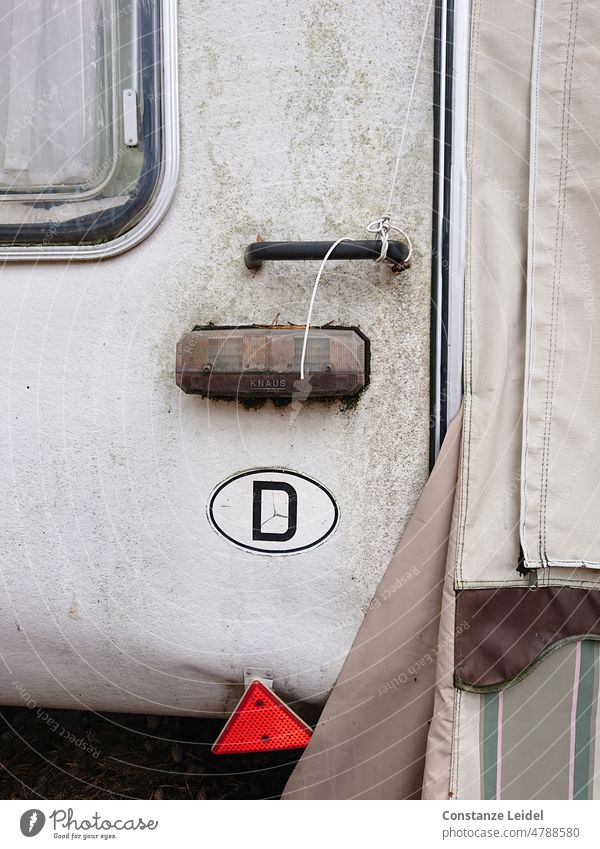Detailaufnahme alter Wohnwagen mit D-Schild. Camping Ferien & Urlaub & Reisen Mobilität Tourismus Sommerurlaub Freizeit & Hobby Erholung Lifestyle Campingplatz