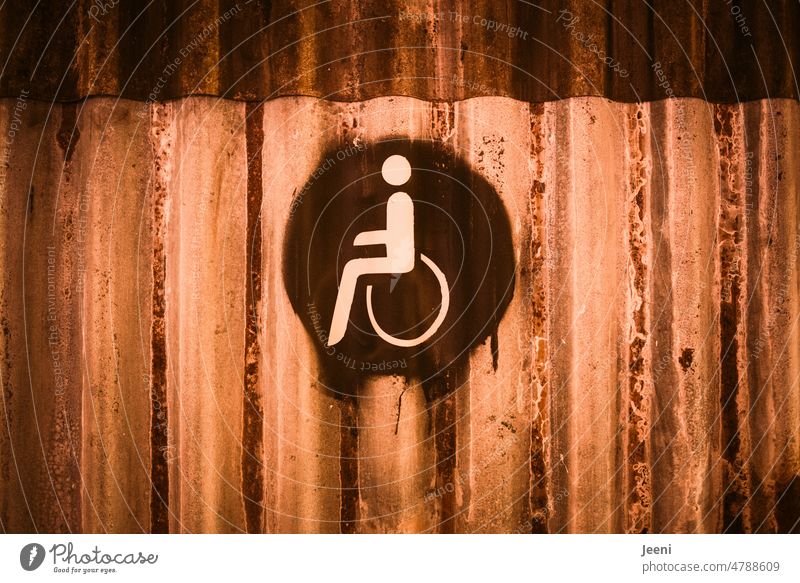 Alte Metalltür mit Piktogramm barrierefreies WC Toilette öffentliche Toilette Tür Wellblech braun Sanitäranlagen rund Schilder & Markierungen Wand Eingang