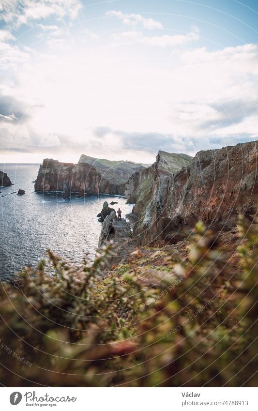 Ein leidenschaftlicher Reisender und Wanderer entdeckt die Schönheit der Gegend um Ponta de Sao Lourenco auf der Insel Madeira, Portugal, bei Sonnenaufgang. Ein Blick auf einen Teil der wilden Natur der Halbinsel