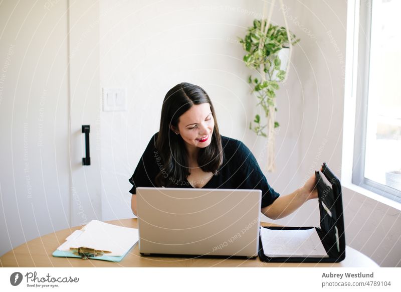 Frau arbeitet an einem Videoanruf von zu Hause aus Erwachsener Business Pflege Kaukasier farbenfroh Mitteilung Computer dunkles Haar Schreibtisch