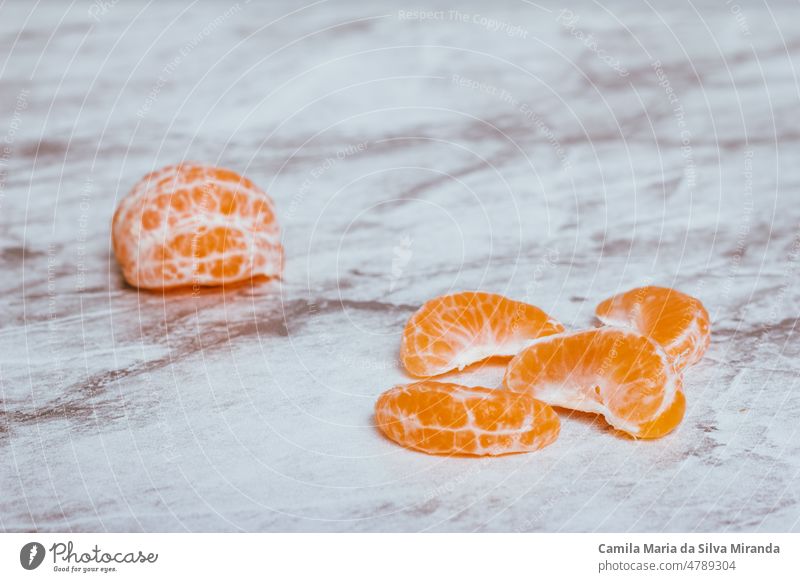 Mandarinenschalen in sauberem Marmor. Antioxidans Hintergrund Zitrusfrüchte Sauberkeit Nahaufnahme Farbe Zusammensetzung Diät Lebensmittel frisch Frucht