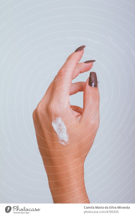 Weibliche Hand mit Creme. Hintergrund schön Schönheit Pflege Sauberkeit Nahaufnahme Kosmetik Sahne Dermatologie Frau Mädchen Handcreme Gesundheit Hygiene