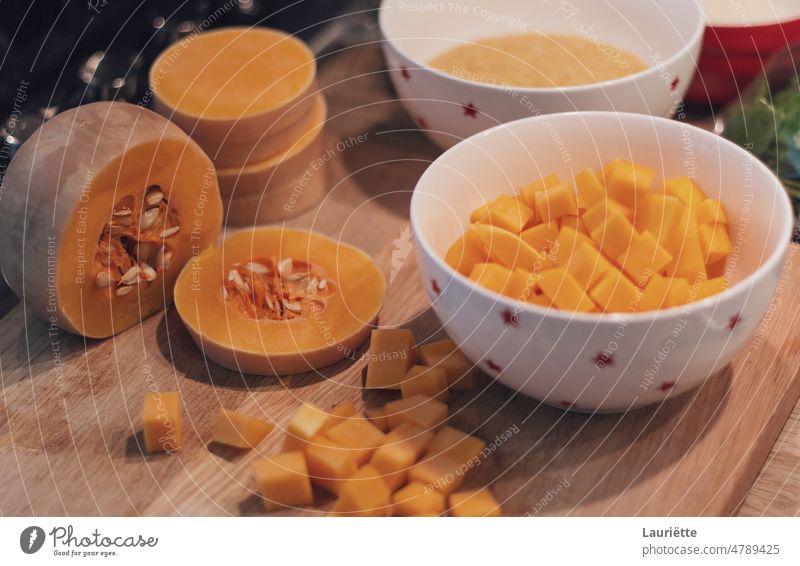 Kürbis, in kleine Würfel geschnitten Schalen & Schüsseln Mahlzeit Gesundheit weiß orange süß Speise Abendessen gelb Diät Mittagessen vereinzelt Frucht Teller