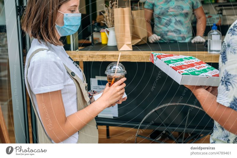 Ehepaar kauft Essen und Getränke zum Mitnehmen Frau Gesichtsmaske Kauf wegnehmen trinken Coronavirus Paar covid-19 Mädchen liefernd Pizza soziale Distanzierung