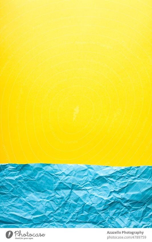 Minimalistischer Papierhintergrund in Blau und Gelb. abstrakt Armee Kunst attackieren Hintergrund blau hell Sauberkeit Nahaufnahme Farbe farbenfroh Konflikt