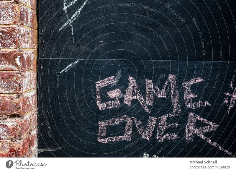 Schriftzug: Game over vorbei Schluss Ende Spielende Schriftzeichen Buchstaben Tod