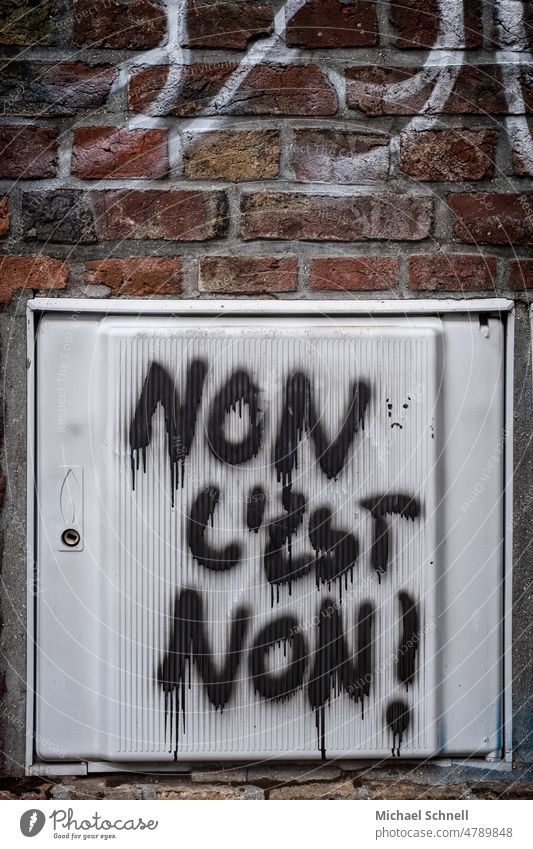 Schriftzug an einem Haus: Nein heißt Nein! nein nein heißt nein Ablehnung Gefühle protestieren Entschlossenheit Kommunizieren nein sagen Verneinung sich wehren