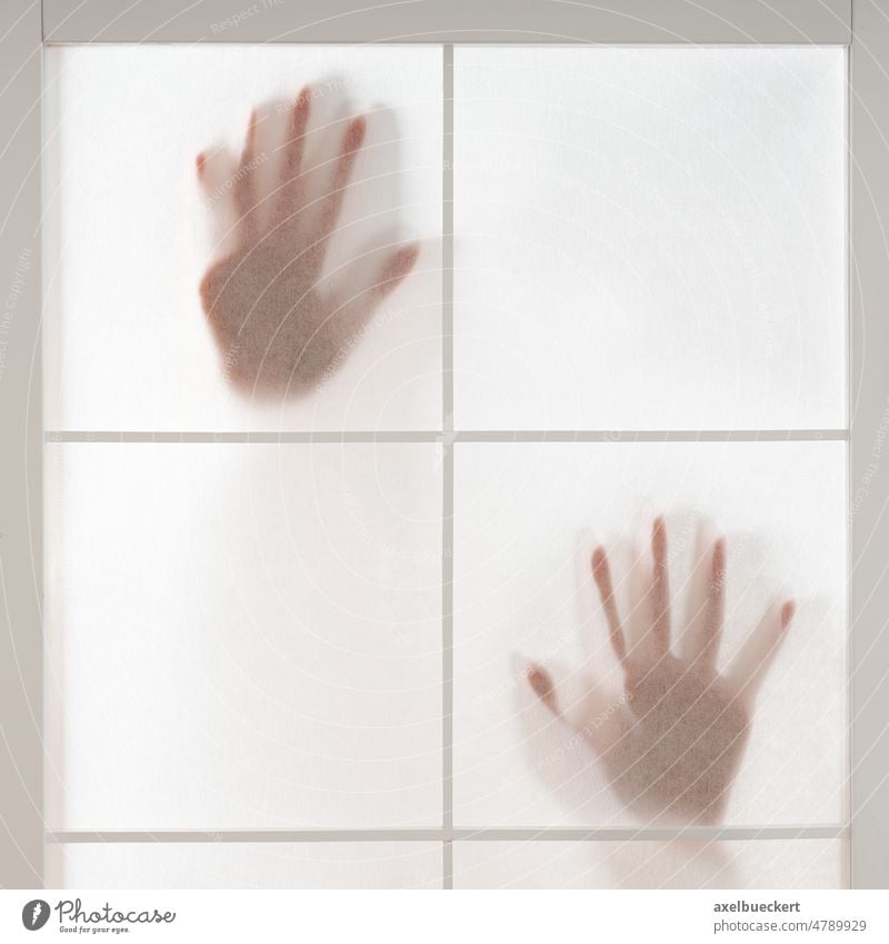 Silhouette von Händen, die hinter einem Fenster gefangen sind Hand Schatten durchscheinend Person Mysterium Frau weiß Erwachsener berühren Angst Entsetzen