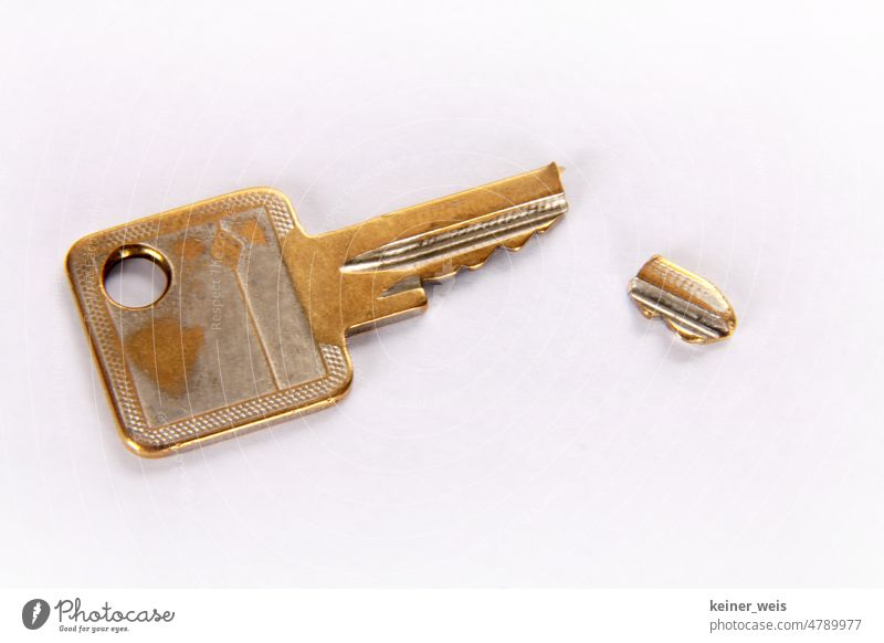 Gebrochener Schlüssel. So ein Missgeschick. Die Tür bleibt zu. gebrochen Bartenschlüssel Haustürschlüssel kaputt Schlüsseldienst Scheidung Trennung metall alt