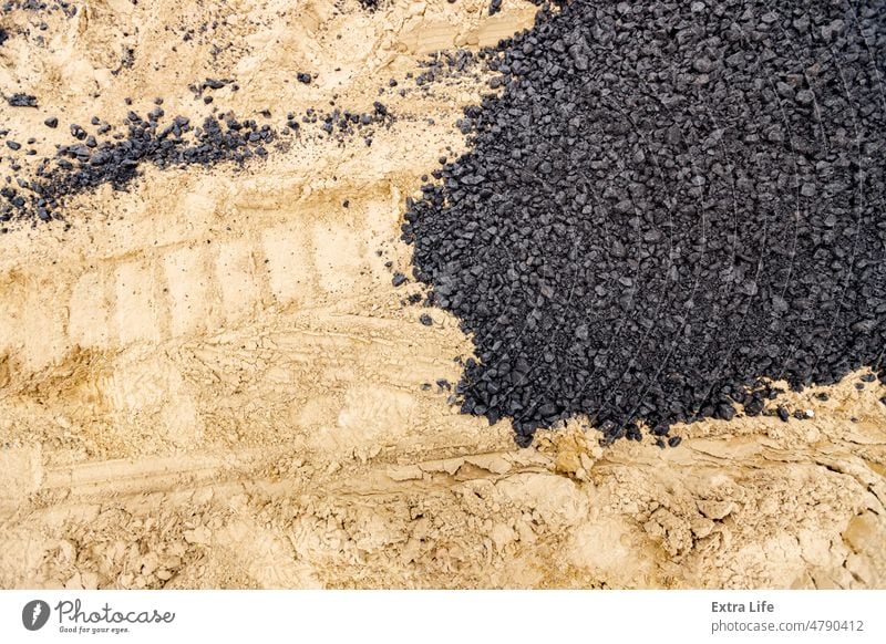 Eine Schicht aus frischem und heißem Asphalt auf dem Sand abstrakt Asphaltierung Hintergrund Bitumen schwarz braun Ton abschließen Beton Konstruktion dunkel