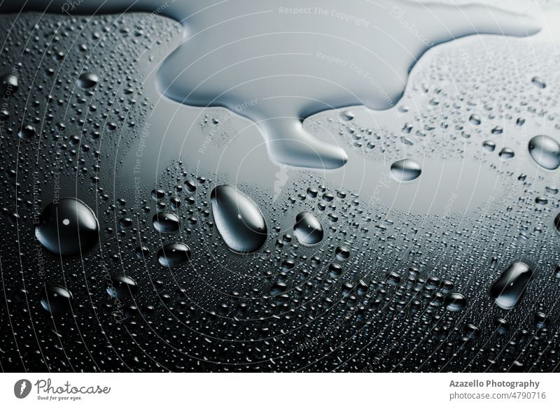 Dunkle glänzende Oberfläche mit Tröpfchen. Nahaufnahme eines nassen, glänzenden Hintergrunds. kreativ Geplätscher Wasser Minimalismus Regen Kunst Unschärfe