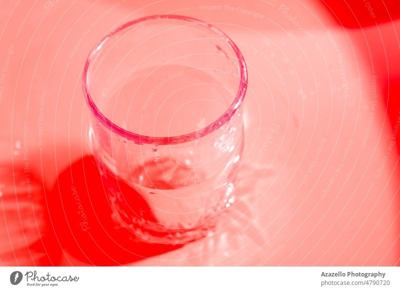 Abstraktes verschwommenes rotes Bild eines Glases. Roter abstrakter Hintergrund mit einem Glas. Objekt trinken Silhouette Unschärfe Farbe Minimalismus chaotisch
