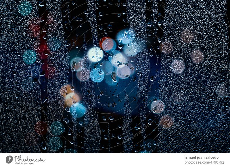 Tropfen auf den Fenstern und Straßenlaternen bei Nacht Lichter Farben farbenfroh mehrfarbig Bokeh Kreise Regentropfen regnerisch verregnete Tage Wasser Glas