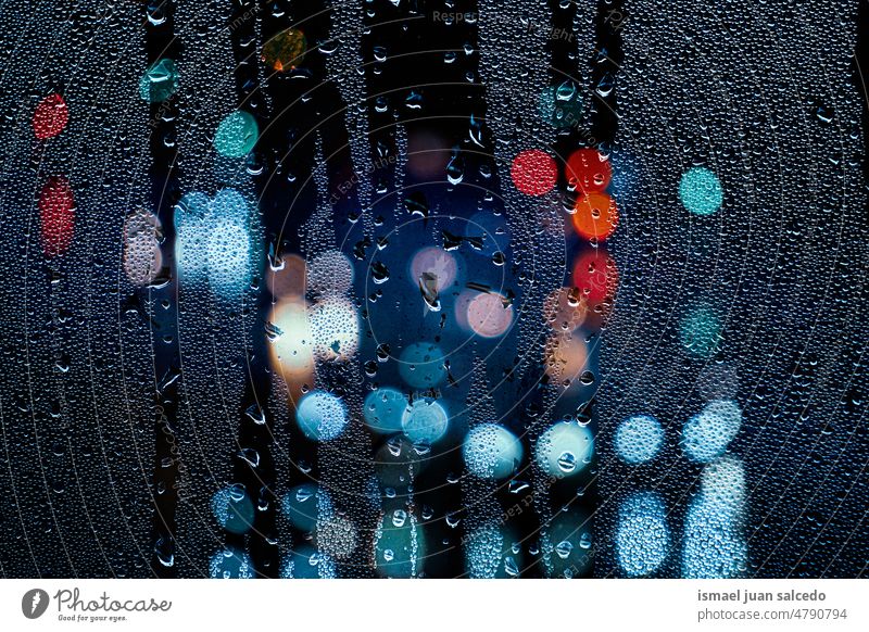 Tropfen auf dem Fenster an regnerischen Tagen Regentropfen Wasser nass abstrakt Hintergrund texturiert Lichter farbenfroh Nacht Straße im Freien Farben dunkel