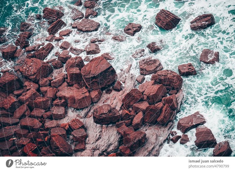 Felsen an der Küste Steine MEER Strand blau Wellen Meer Wasser im Freien Natur Landschaft Hintergrund Ruhe Gelassenheit Stille entspannend Meditation