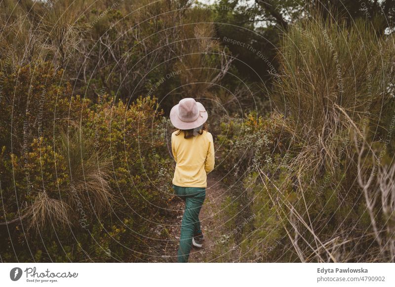 Kleines Mädchen auf einem Spaziergang in der Natur Aktivität Fundstück wandern erkunden entdecken Abenteuer aktiv Freizeit erkundend Wanderung Tourist