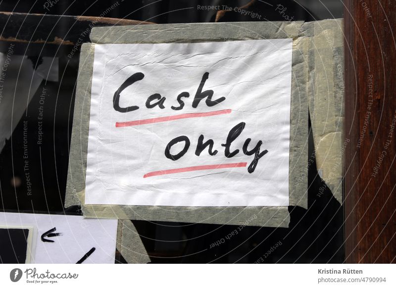cash only - handgeschriebener zettel im fenster nur bar bargeld barzahlung schild schaufenster info hinweis kaufen zahlen bezahlen rechnung einzelhandel