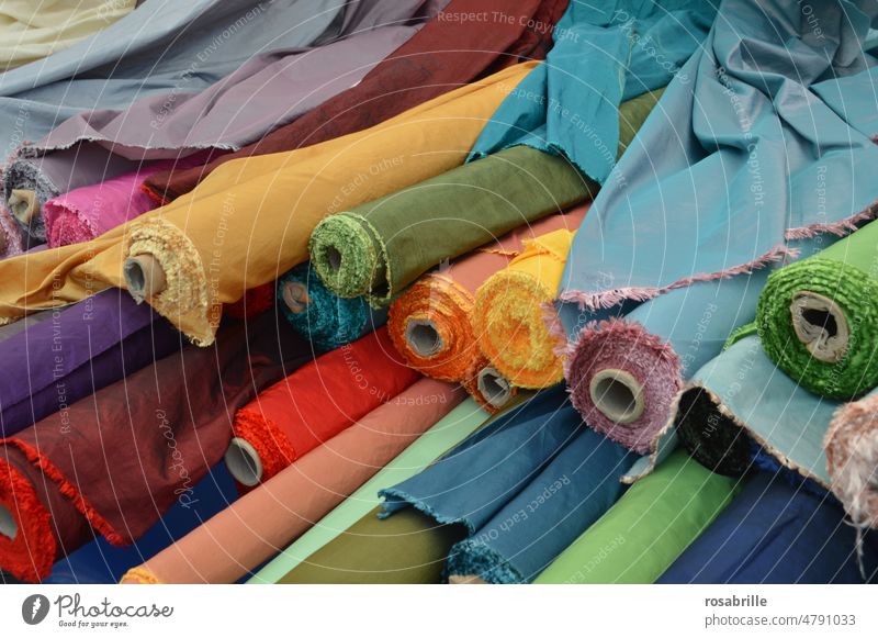 in der Kleider- | Werkstatt | Stoffrollen Stoffe Stoffbahnen Textil nähen Schneiderei Laden Stoffgeschäft Stoffladen Verkauf Auswahl bunt mehrfarbig viele