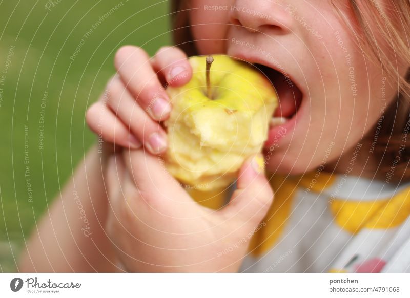 Ein Kind beißt in einen Apfel. Gesunde Ernährung. beißen apfel essen gesunde ernährung vitamine obst kindheit zahnlücke Gesundheit Lebensmittel lecker frisch