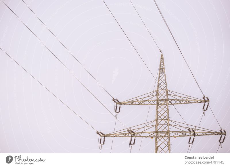 Strommast mit sechs Leitungen vor hellem Himmel Überlandleitung Energiewirtschaft Hochspannung Elektrizität Hochspannungsleitung Technik & Technologie