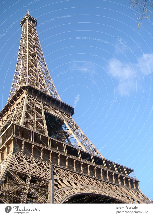 Eiffelturm in Paris. Foto: Alexander Hauk Frankreich Tour d'Eiffel Tourismus Bauwerk Stahl Kunst Metall Turm Sehenswürdigkeit Urlaub Freizeit Himmel Blau Wolken