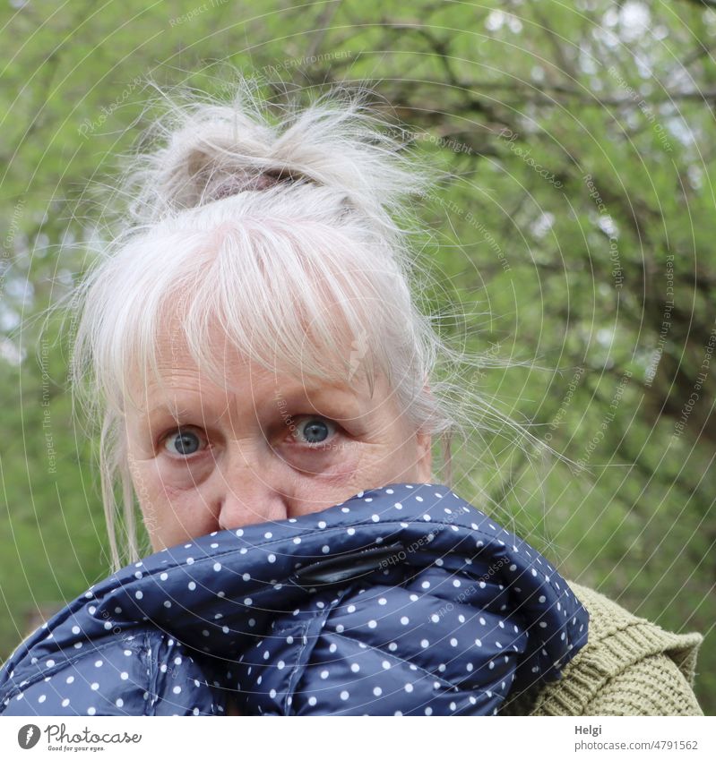 staunender Blick - Seniorin hält sich vor Staunen die Jacke vor das Gesicht | UT Frühlingslandluft Mensch Frau verdeckt Nahaufnahme Porträt grauhaarig