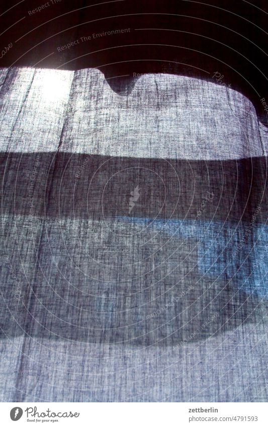 Vorhang dunkel fenster gardine nachbar nachbarschaft sonnenschutz verdunklung vorghang zugehängt vorhang textil textilien baumwolle faser struktur transluzent