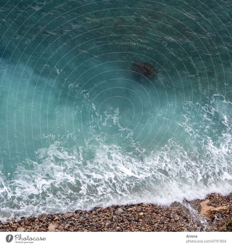 der dunkle Fleck Küstenlinie Gischt Klippe Vogelperspektive maritim Wellen Wasser Kraft unten tosend gefährlich Mittelmeer Menschenleer Meer blau weiß dunkel
