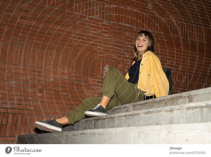 Junge blonde Frau sitzt auf einer Treppe im Freien in der Stadt bei Nacht jung Sitzen 1 schön attraktiv hübsch Glück Mädchen Person Lifestyle Porträt