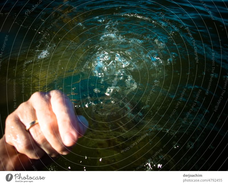 Ein Hilferuf .Die Hand mit Ring, streckt sich aus dem Wasser und bittet um Hilfe. Meer Sommer Natur Sonne blau Urlaub Erholung ertrinken hilfe Wellen Rettung