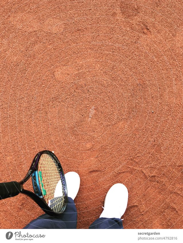 Schlägertyp Tennis Tennisschuhe Tennisschläger Sandplatz Sport Motivation Freizeit & Hobby Ballsport Spielen Tennisball Linie Aufschlag rot weiß Fußspuren