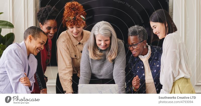 Porträt einer fröhlichen multiethnischen Frau in einem Geschäftstreffen, die auf einen Laptop schaut und lächelt Frauen Business Sitzung Aussehen Lächeln