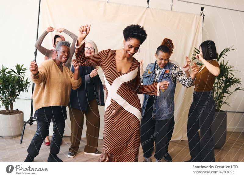 Internationaler Frauentag: Porträt von multiethnischen Frauen gemischten Alters, die zusammen tanzen und lächeln internationaler Frauentag Tanzen Lächeln Spaß