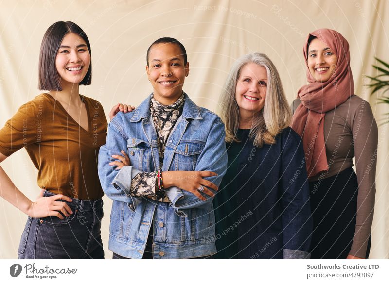 Internationaler Frauentag - Porträt einer fröhlichen multiethnischen Frau gemischten Alters, die in die Kamera lächelt internationaler Frauentag Lächeln Glück