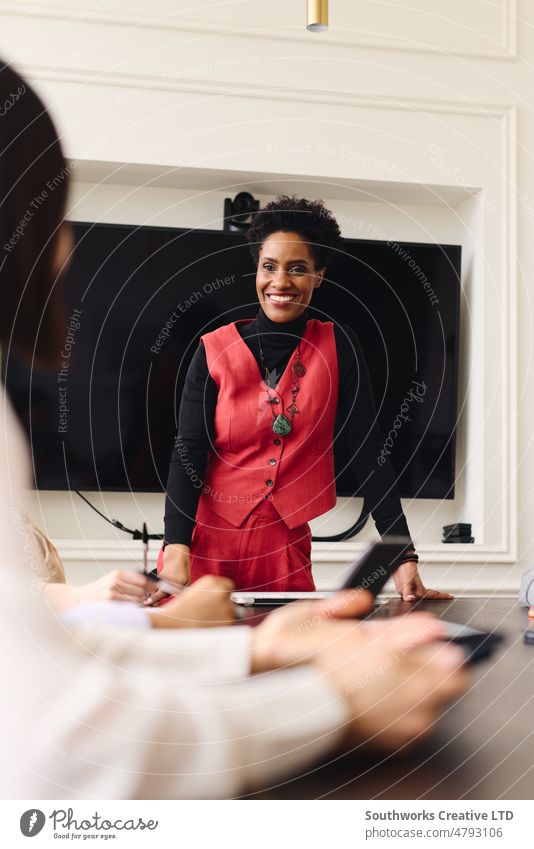 Porträt einer reifen schwarzen Geschäftsfrau in einer Besprechung mit zuversichtlichem und fröhlichem Ausdruck Frau Business Sitzung selbstbewusst heiter