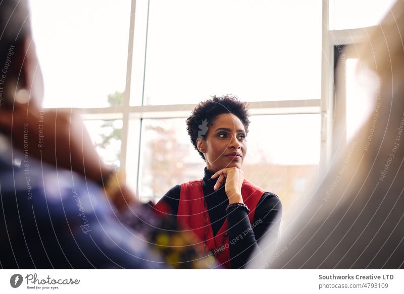 Porträt einer nachdenklichen reifen schwarzen Geschäftsfrau, die mit der Hand am Kinn in einem Konferenzraum zuhört Frau Business besinnlich Kontemplation