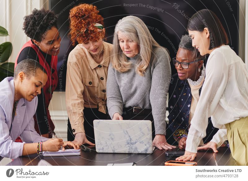 Multiethnische Frauen gemischten Alters in einem kreativen Geschäftstreffen Ermächtigung Führung Menschengruppe Erwachsener Team vielfältig Business Sitzung