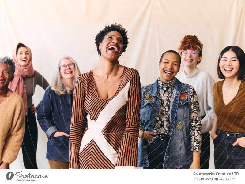 International Women's Day Porträt von fröhlichen multiethnischen gemischten Altersgruppe Frauen lachen und lächeln Ermächtigung Menschengruppe Lächeln Lachen