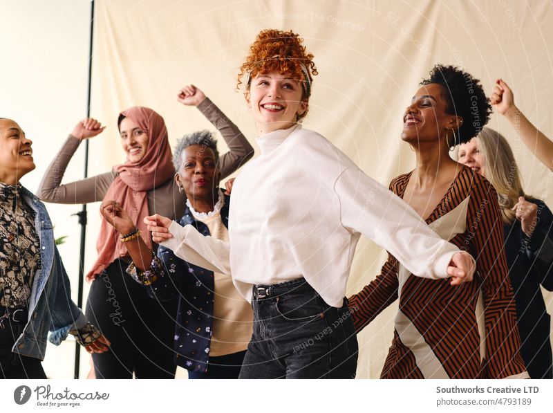 Internationaler Frauentag: Schnappschuss von tanzenden Frauen verschiedener Ethnien und Altersgruppen iwd Ermächtigung Feministin Feier vielfältig bipoc