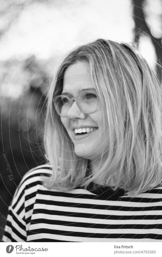 SCHWARZWEISS - BRILLE - MODERN Frau 25-29 Jahre blond Brille Schwarzweißfoto Nasenpiercing Nasenring Erwachsene Außenaufnahme 20s Freizeit & Hobby gestreift