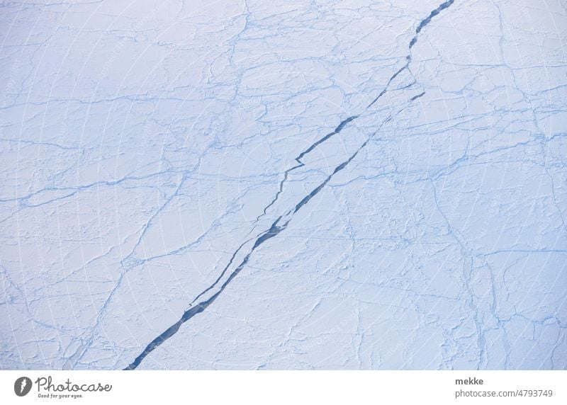 Riss in der Decke Meereis Eis Ozean Arktis Arktischer Ozean arktisch Expedition Schnee Lead Eisscholle kompakt Norden kalt Kälte Winter Klimawandel Nordpol